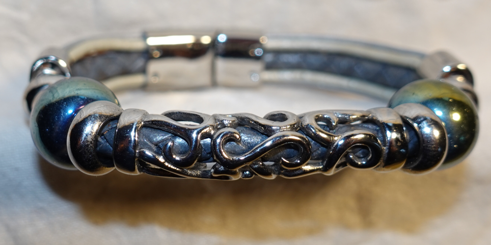 Leder-Armband mit Edelstahl-Elementen und Großloch-Perlen