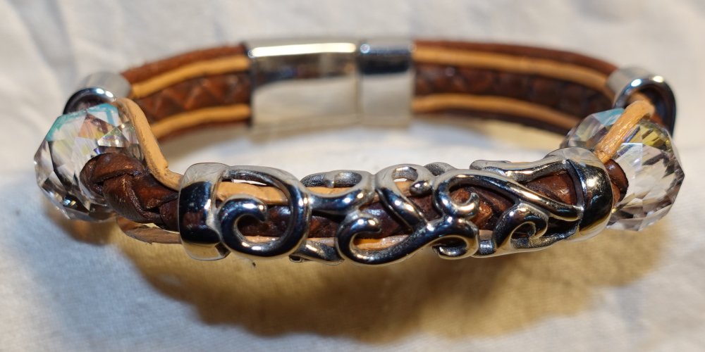 Leder-Armband mit Edelstahl-Elementen und Kristallglas Großloch-Perlen